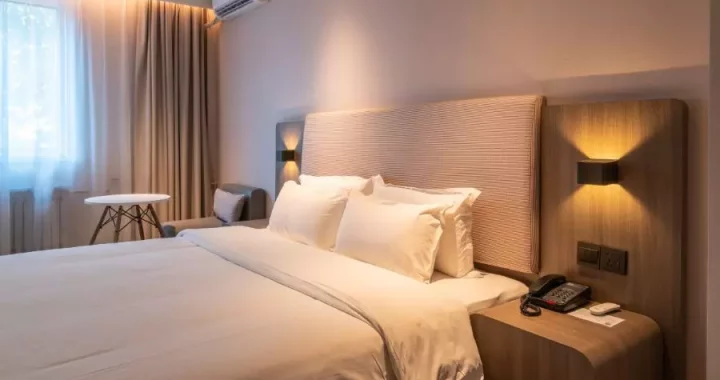 Komfortowy pokój hotelowy z udogodnieniami dla gości