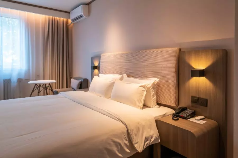 Komfortowy pokój hotelowy z udogodnieniami dla gości